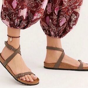 Birkenstock Daloa Women’s Strappy Cork Footbed Sandal in Taupe, Size 38. L7/M5.